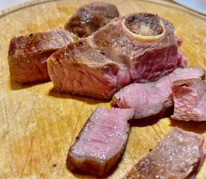 Read more about the article Jēra ciska ar kaulu (steiks)