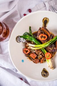 Read more about the article Sarkanvīnā sutinātas liellopa īsribas ar miso un apelsīna mizu