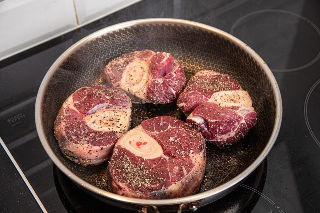 Ossobuco ar safrāna polentu un citrusu–mandeļu gremolatu — 1